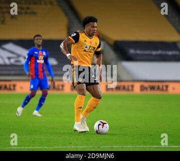 Adama Traore (37) von Wolverhampton Wanderers läuft mit dem Ball Stockfoto