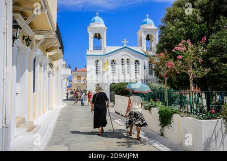 Andros Stadt, Andros Insel, Kykladen, Griechenland - Einheimische und Touristen wandern durch die engen, bunten Straßen der Altstadt der Hauptstadt Andros (Chora). Stockfoto