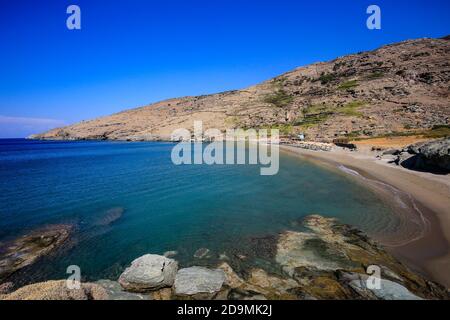 Andros Insel, Kykladen, Griechenland - Chalkolimionas Strand im Südwesten der Insel. Stockfoto