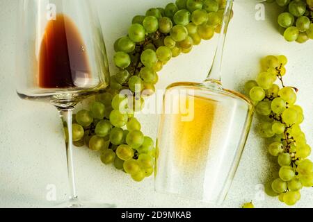 Glas georgischen Rkatsiteli Wein im Glas und frisch roh Weintraube auf rustikalem Tisch Stockfoto