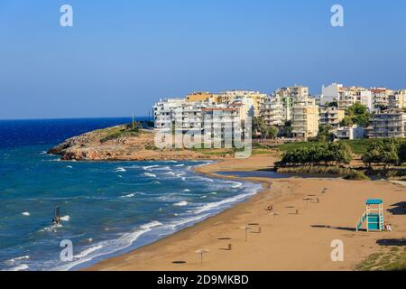 Rafina, Attica, Griechenland - Stadtstrand und Häuser in der Hafenstadt Rafina. Stockfoto