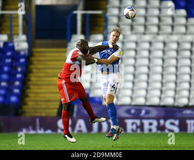 Marc Roberts (4) aus Birmingham City und Adebayo Akinfenwa (20) Von Wycombe Wanderers konkurrieren um den Luftball Stockfoto