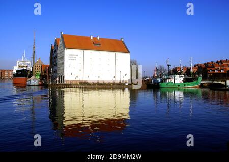 Die Getreidespeicher und Museumsschiff Soldek aus dem Nationalen Schifffahrtsmuseum in der Altstadt von Gdańsk, Polen Stockfoto