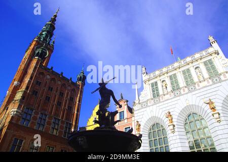 Das Rathaus und der Neptunbrunnen in der Altstadt von Gdańsk, Polen Stockfoto