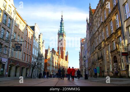 Das Rathaus und typische Häuser in der "Long Lane" Straße in der Altstadt von Gdańsk, Polen Stockfoto