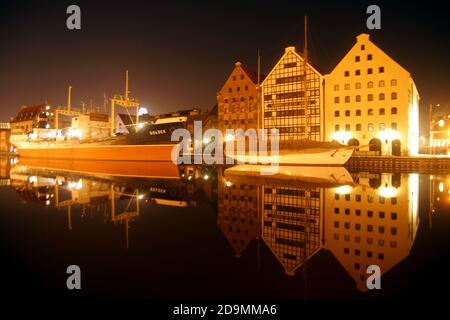 Die Getreidespeicher und Museumsschiff Soldek aus dem Nationalen Schifffahrtsmuseum in der Altstadt von Gdańsk, Polen Stockfoto