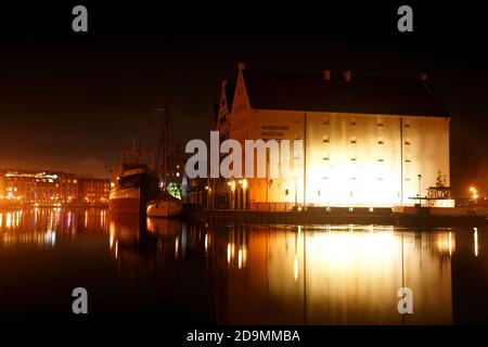 Die Getreidespeicher und Museumsschiff Soldek aus dem Nationalen Schifffahrtsmuseum in der Altstadt von Gdańsk, Polen Stockfoto