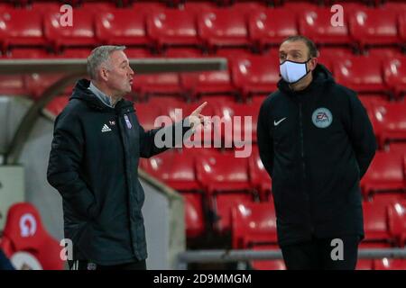 Stadtdirektor von Ipswich, Paul Lambert, spricht mit dem vierten Beamten Stockfoto