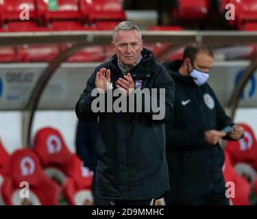 Paul Lambert, Stadtmanager von Ipswich, applaudiert während des Spiels seinen Spielern Stockfoto