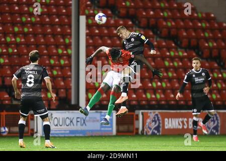 Jordan Tunnicliffe (19) aus Crawley und Elijah Adebayo (11) Von Walsall konkurrieren um den Luftball Stockfoto