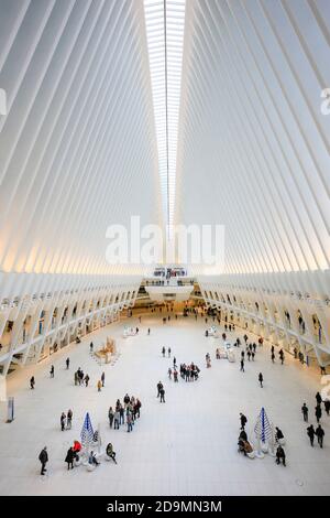 New York City, New York, Vereinigte Staaten von Amerika - Menschen im Oculus, Haupthalle der U-Bahn-Station mit Einkaufszentrum, World Trade Center, Transportation Hub, WTC, Architekt Santiago Calatrava, Manhattan. Stockfoto