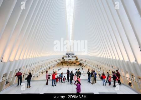 New York City, New York, Vereinigte Staaten von Amerika - Menschen im Oculus, Haupthalle der U-Bahn-Station mit Einkaufszentrum, World Trade Center, Transportation Hub, WTC, Architekt Santiago Calatrava, Manhattan. Stockfoto