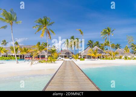 Exotischer Luxus Malediven Urlaub, Sommer Strandurlaub. Langer Steg in tropisches Paradies Resort, Palmen und Strandvillen, weißer Sand, Urlaub Stockfoto