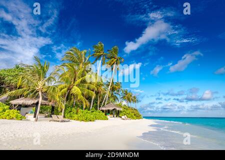 Tropischer Strand Hintergrund als Sommerlandschaft mit Strandschaukel oder Hängematte und weißem Sand und ruhiges Meer für Strand Banner. Perfekter Urlaub am Strand Stockfoto