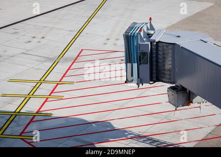 Düsseldorf, Nordrhein-Westfalen, Deutschland, Gangway, Fluggastbrücke, Gate am Terminal am Internationalen Flughafen Düsseldorf, DUS. Stockfoto