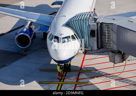 Düsseldorf, Nordrhein-Westfalen, Deutschland, Flugzeug ist am Gate, Düsseldorf International Airport, DUS geparkt. Stockfoto