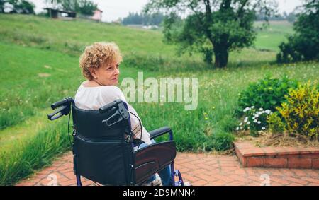 Ältere Frau im Rollstuhl Stockfoto