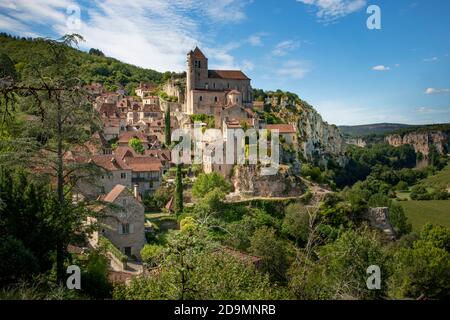 St Cirq Lapopie, über dem Fluss Lot gelegen, wurde zu Recht zu einem der "schönsten Dörfer Frankreichs" gewählt. Es ist sehr beliebt bei Besuchern. Stockfoto