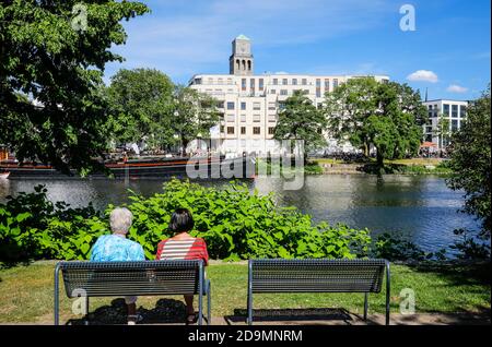 Mülheim an der Ruhr, Ruhrgebiet, Nordrhein-Westfalen, Deutschland, Stadtansicht mit Blick von der Muga, Mülheims Garten an der Ruhr über das Ruhrgebiet bis zum Stadthafen Ruhrbania und dem Rathausturm in der Innenstadt. Stockfoto