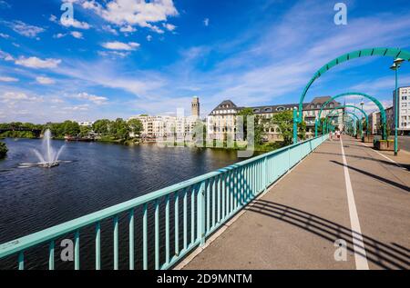 Mülheim an der Ruhr, Ruhrgebiet, Nordrhein-Westfalen, Deutschland, Stadtansicht mit Blick über das Ruhrgebiet zum Stadthafen Ruhrbania und dem Rathausturm in der Innenstadt. Stockfoto