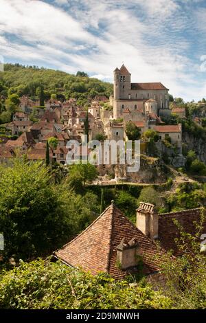 St Cirq Lapopie, über dem Fluss Lot gelegen, wurde zu Recht zu einem der "schönsten Dörfer Frankreichs" gewählt. Es ist sehr beliebt bei Besuchern. Stockfoto