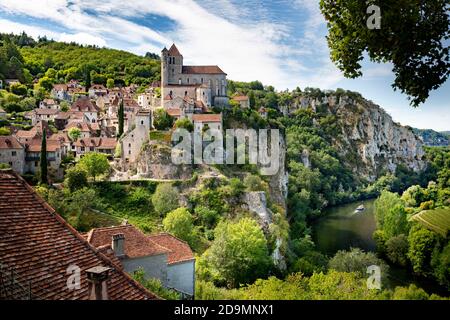 St Cirq Lapopie, über dem Fluss Lot gelegen, wurde zu Recht zu einem der "schönsten Dörfer Frankreichs" gewählt. Es ist sehr beliebt bei Besuchern. Stockfoto