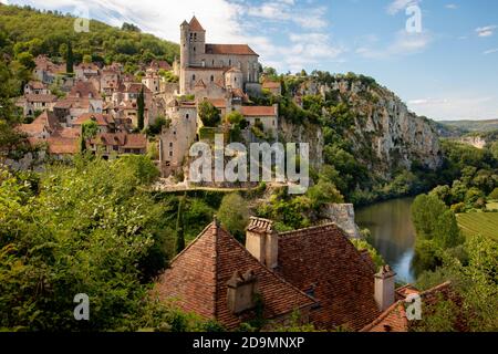 St Cirq Lapopie, über dem Fluss Lot gelegen, wurde zu Recht zu einem der "schönsten Dörfer Frankreichs" gewählt. Es ist sehr beliebt bei Besuchern. Stockfoto