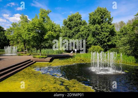 Mülheim an der Ruhr, Ruhrgebiet, Nordrhein-Westfalen, Deutschland, See mit Brunnen im Muga Park, Mülheims Garten an der Ruhr. Stockfoto