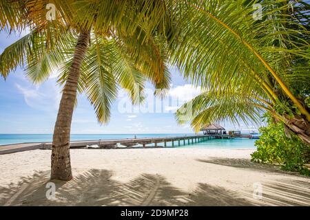 Wunderschönes tropisches Resort Hotel und Insel mit Strand und Meer am Himmel für Urlaub Hintergrund Stockfoto
