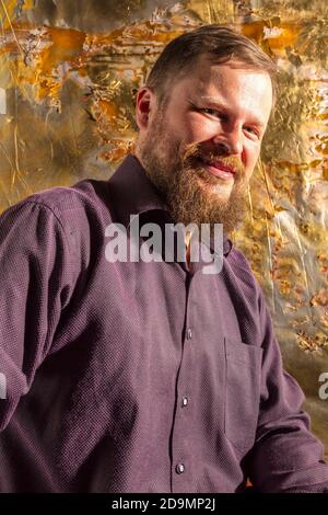 Reife bärtige Mann in Hemd Studio Porträt gekleidet. Stockfoto