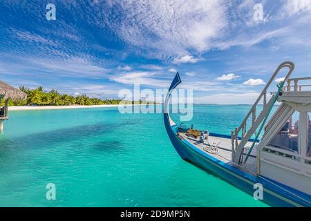 Inspirierendes Stranddesign auf den Malediven. Malediven traditionelles Boot Dhoni und perfektes blaues Meer mit Lagune. Luxuriöses tropisches Paradies Konzept Stockfoto