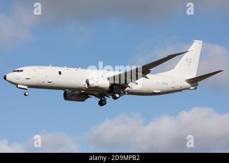 Ein Royal Air Force P8 Poseidon landet am 8. Oktober 2020 auf dem Flughafen Newcastle (Quelle: Robert Smith, MI News) Stockfoto