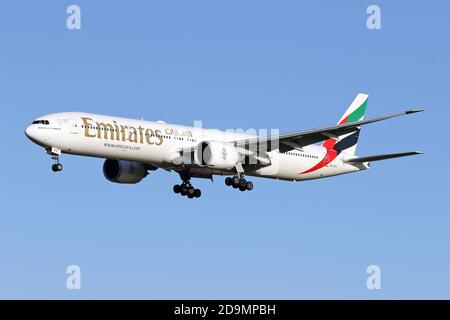 Eine Emirates 777-300 landet am 9. Dezember 2019 auf dem Flughafen Newcastle (Quelle: Robert Smith) Stockfoto