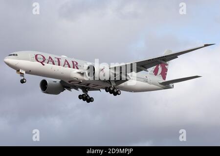 Eine Qatar Airways Boeing 777-200 landet am 28. Oktober 2020 am Flughafen London Heathrow (Quelle: Robert Smith) Stockfoto