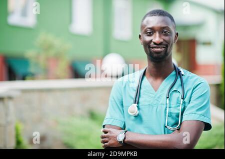 Porträt eines afrikanischen männlichen Arztes mit Stethoskop in grünem Mantel. Stockfoto