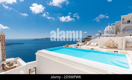 Romantischer Urlaub Santorini Resorts mit Infinity-Pool und Meerblick. Erstaunliche Sommer Reise Landschaft und weiße Architektur, Flitterwochen Ziel