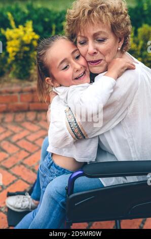 Umarmen ihre Großmutter Enkelin Stockfoto