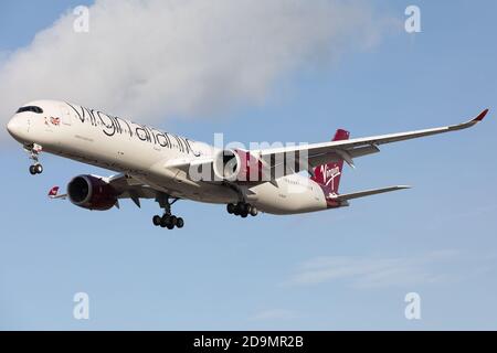 Ein Virgin Atlantic Airbus A350 landet am 28. Oktober 2020 auf dem Flughafen London Heathrow (Quelle: Robert Smith) Stockfoto