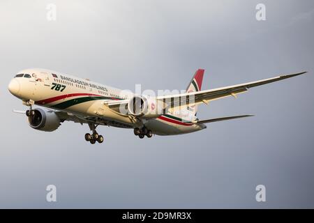 Eine Boeing 787 von Biman Bangladesh Airlines landet am 28. Oktober 2020 am Flughafen London Heathrow (Quelle: Robert Smith) Stockfoto