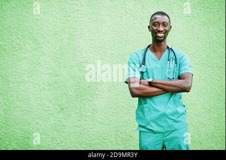 Porträt eines afrikanischen männlichen Arztes mit Stethoskop in grünem Mantel. Stockfoto