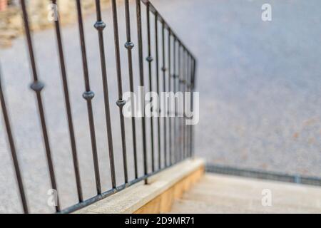 Geländer mit Treppe in einem Gebäude, mediterraner Hauseingang. Rustikaler Zaun Stockfoto