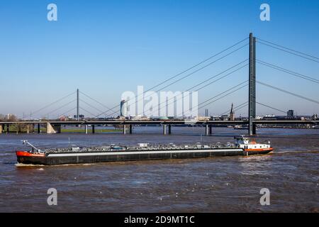 Frachter fahren unter der Rheinkniebrücke bei Überschwemmungen auf Rhein, Düsseldorf, Nordrhein-Westfalen, Deutschland Stockfoto