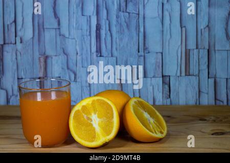Orangensaftglas auf Holztisch Stockfoto