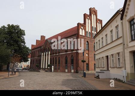 Parchim, Mecklenburg-Vorpommern - August 18 2020: Traditionelles Rathaus von Parchim in Norddeutschland - aus roten Ziegeln gebaut Stockfoto