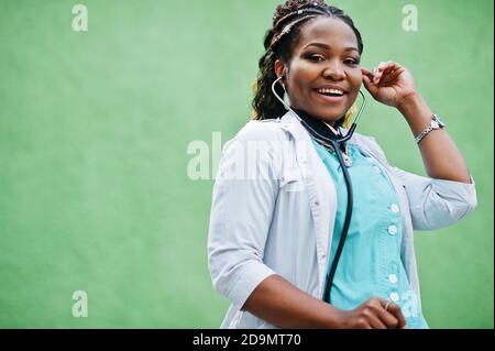 Porträt einer afroamerikanischen Ärztin mit Stethoskop und Laborkittel. Stockfoto