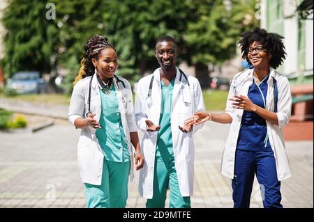 Drei afroamerikanische Gruppenärzte mit Stethoskop tragen Laborkittel. Stockfoto