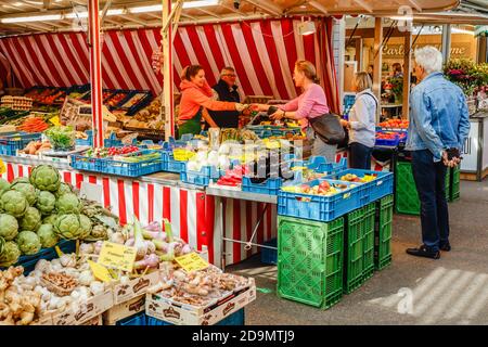 Düsseldorf, Nordrhein-Westfalen, Deutschland, Marktstand auf dem Wochenmarkt Carlsplatz in Zeiten der Coronapandemie ohne Kontakt. Stockfoto