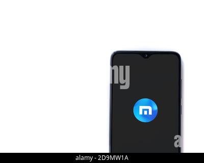 LOD, Israel - 8. Juli 2020: Maxthon Browser App Launch Screen mit Logo auf dem Display eines schwarzen Smartphone auf weißem Hintergrund isoliert. Oben Stockfoto