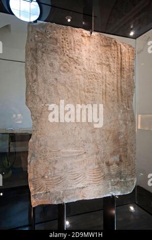 Figurativer Menhir (3.300 - 2.200 v. Chr.) in der Kirche von St. Nicolò, Latsch, Vinschgau, Bozen, Trentino-Südtirol, Italien Stockfoto