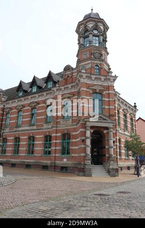 Parchim, Mecklenburg-Vorpommern - August 18 2020: Ehemaliges Kaiserliches Postamt in der Innenstadt von Parchim in Stockfoto